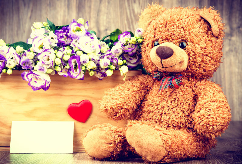 一束鲜花和一只泰迪熊