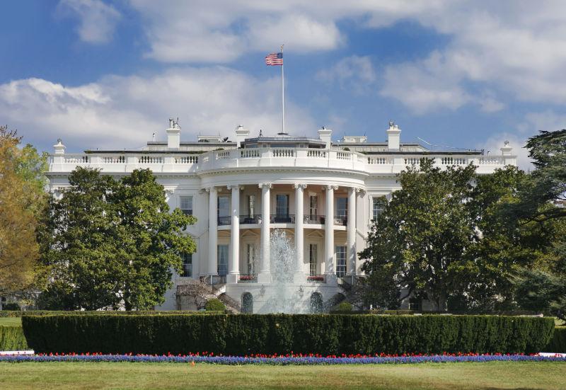 华盛顿的白宫在春天的一个多云的下午