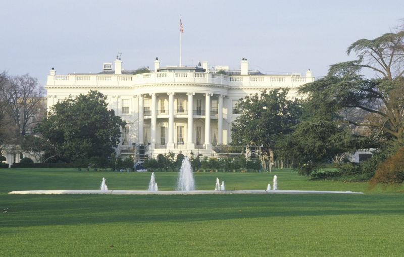 绿色草坪的白宫