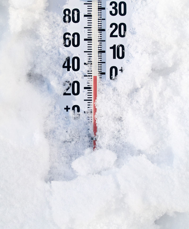 雪地里的温度计显示低温