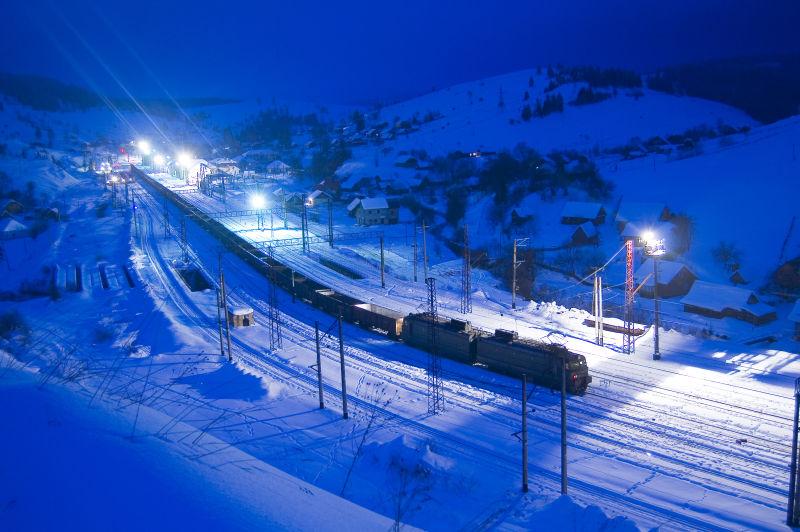 夜色下在雪地上疾行的火车