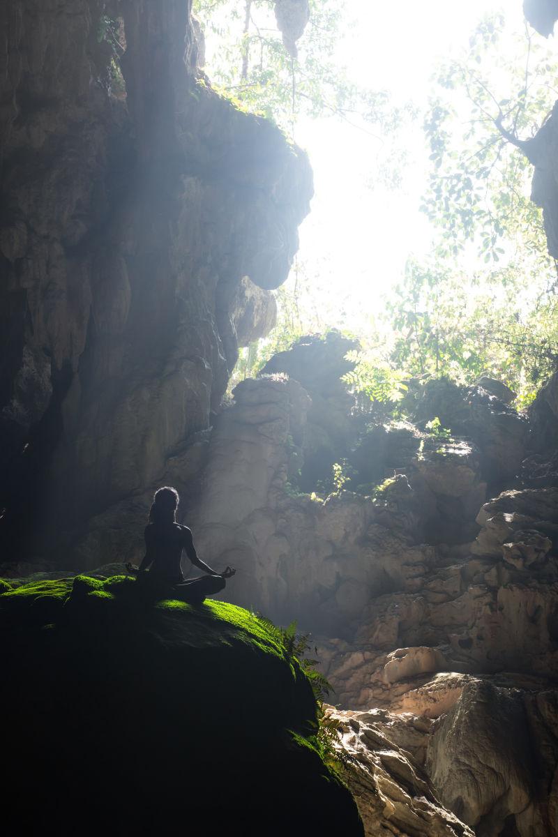 女人在洞穴里瑜伽冥想