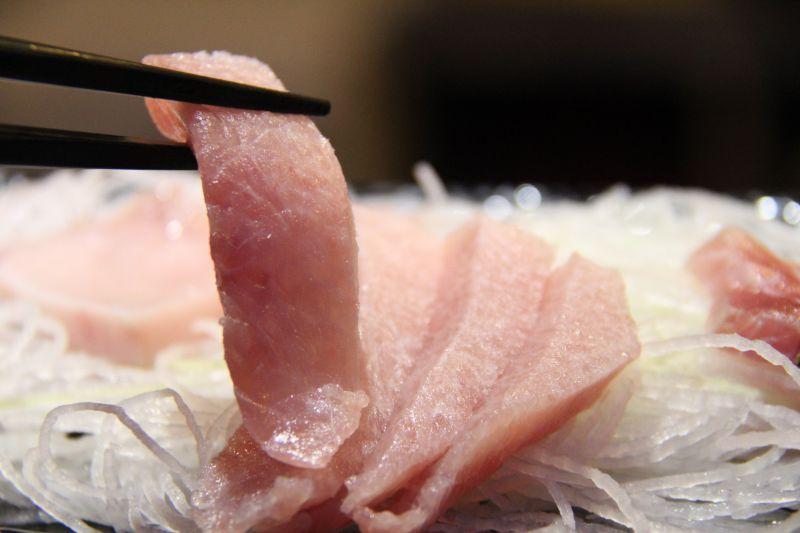 在日本神户的海鲜金枪鱼切条