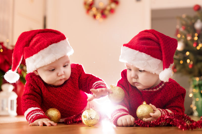 可爱的双胞胎戴着红色圣诞帽