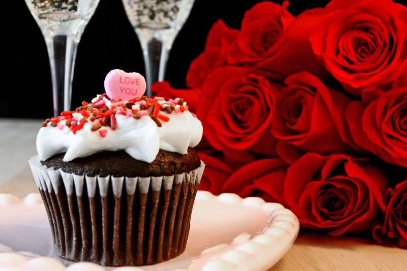 情人节准备的玫瑰蛋糕和香槟
