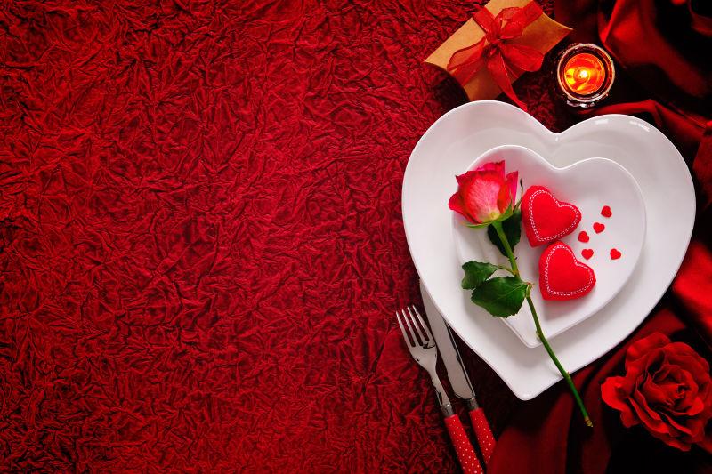 浪漫的情人节餐盘上的红玫瑰