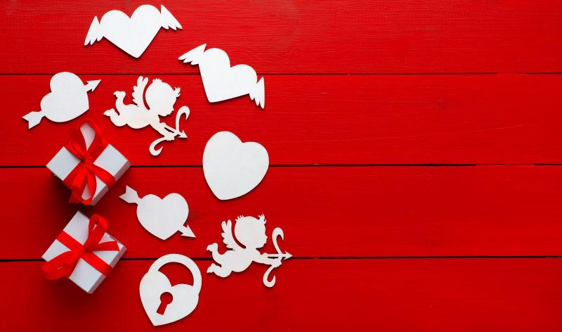 红色木板上的情人节礼物和情人节装饰品