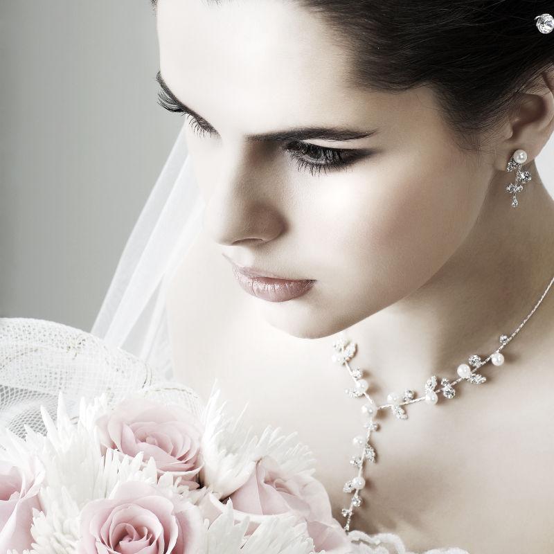 美丽的外国新娘带着华丽的珠宝饰品