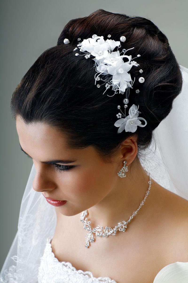 画着精致妆容的新娘带着华丽的珠宝饰品