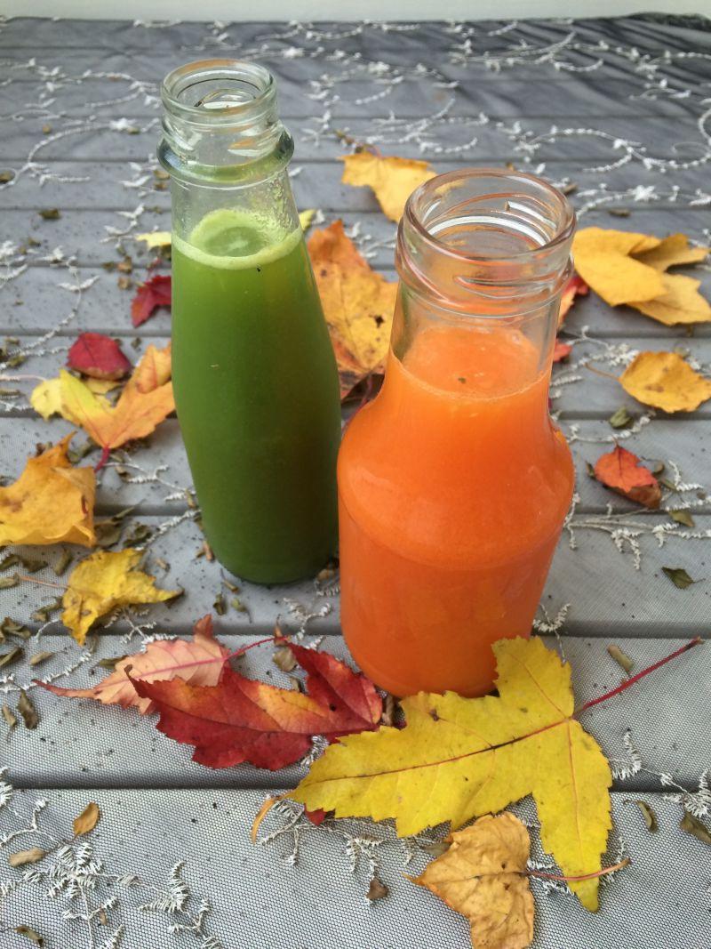 绿色和橙色果汁和落叶
