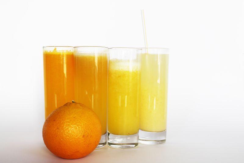 白色背景上的新鲜橙子果汁