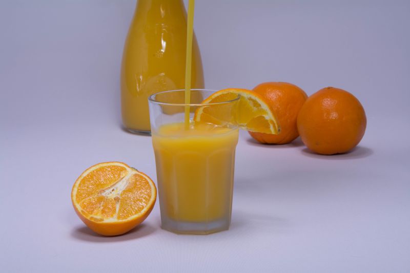 新鲜的鲜榨橙汁和橙子