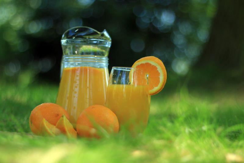 草地上的新鲜橙汁