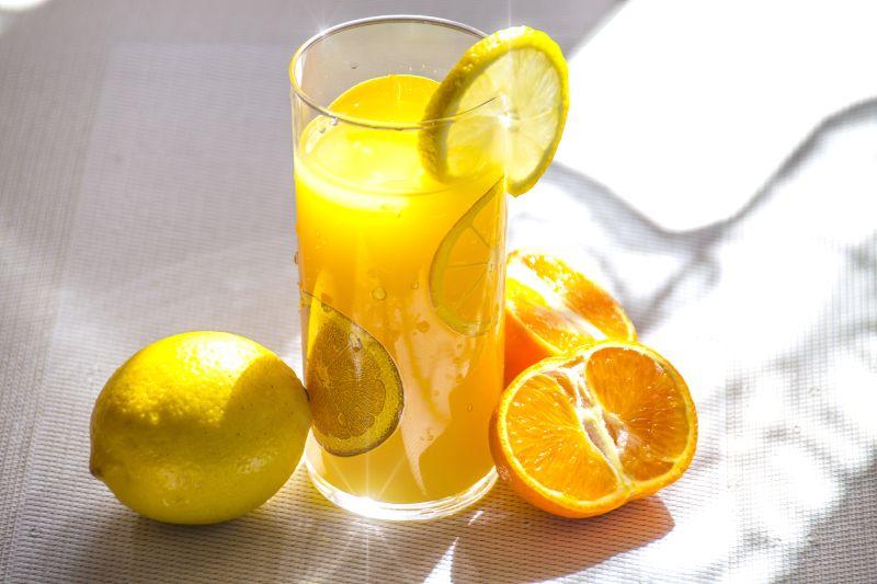 桌子上的柠檬和橙子果汁