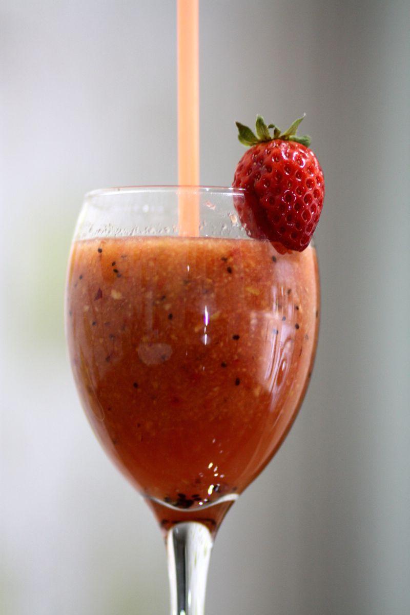 高脚杯里的新鲜果汁和草莓