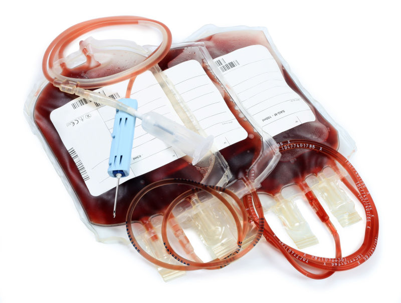 白色背景上的输血器和血袋