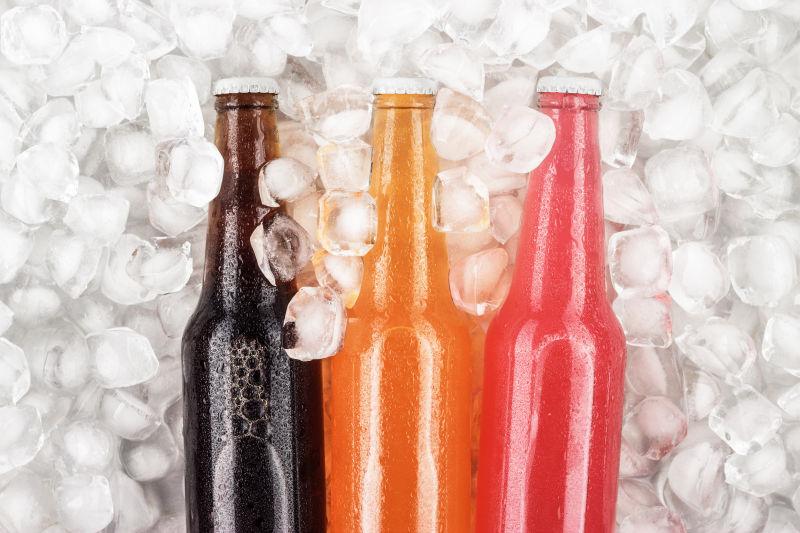 不同的饮料在冰中冷却