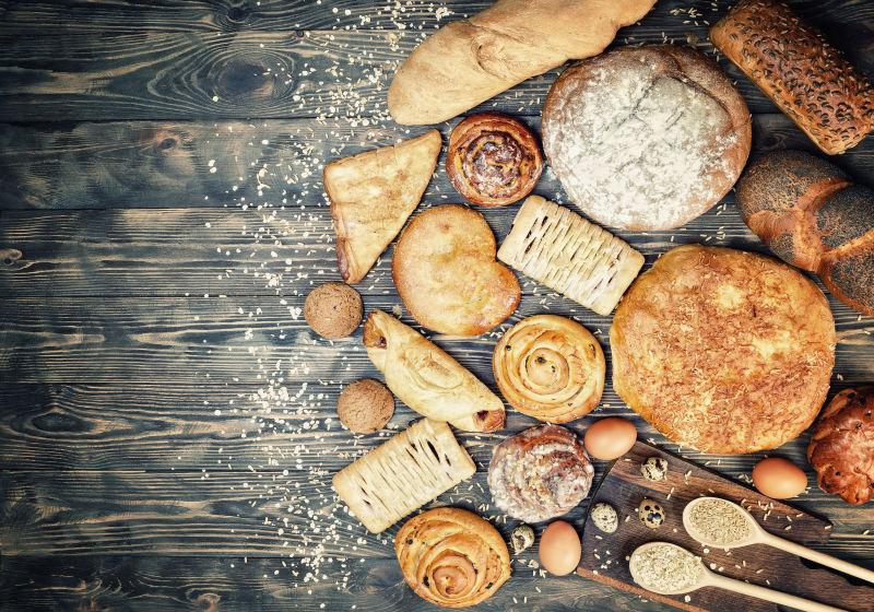 木桌上不同形状的美味面包