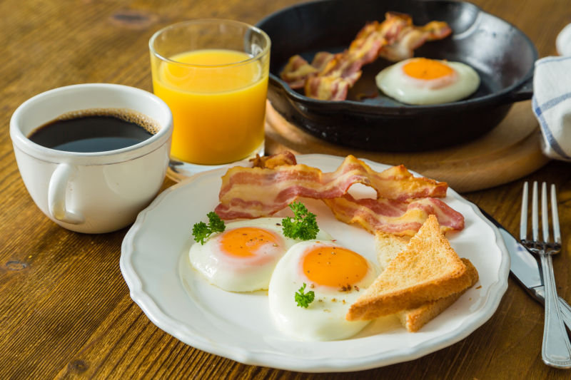 早餐有煎蛋烤面包培根咖啡和果汁