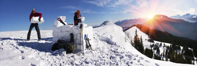 登山者在雪地里搭建避风雪堡