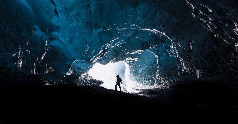 探索冰岛冰川洞穴的人