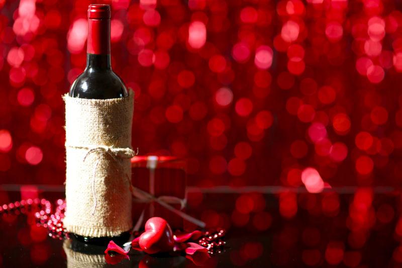 桌子上的红酒和爱心饰品