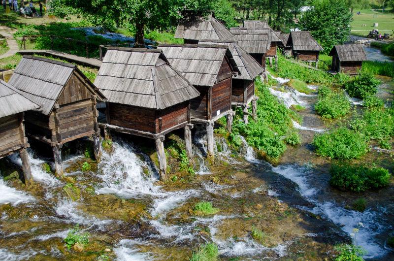 河流边的小山村