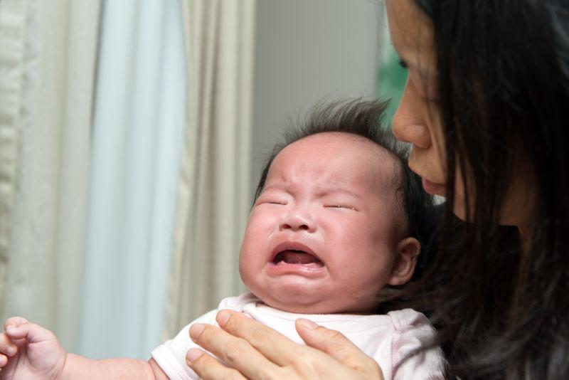 妈妈正在哄哭泣的婴儿