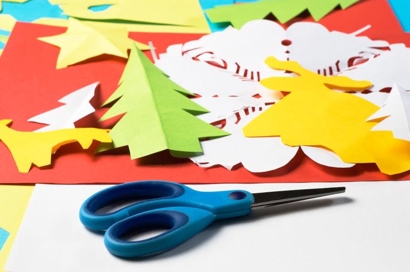 剪刀和五彩缤纷的圣诞儿童剪纸