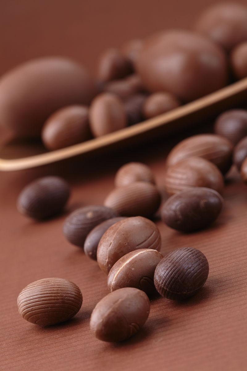 桌子上的巧克力豆