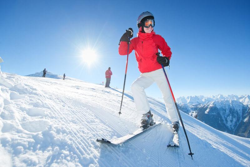 站立在雪地上的滑雪人