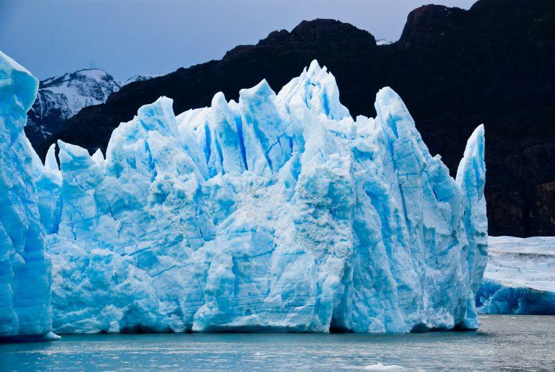 漂浮在海上的蓝色冰山