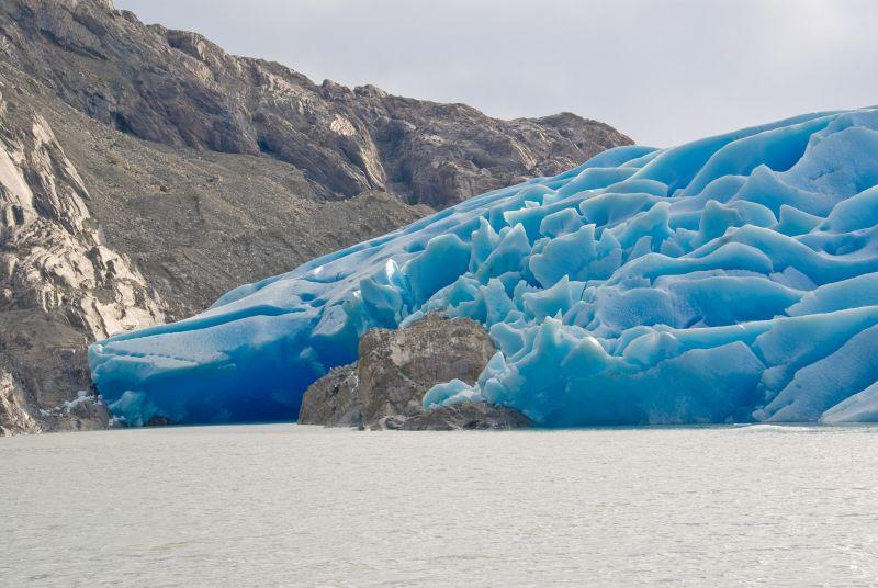 海边巨大的蓝色冰山