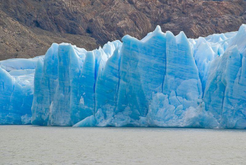 海上的蓝色冰山
