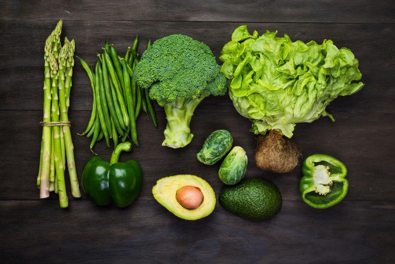 桌子上的健康绿色有机蔬菜