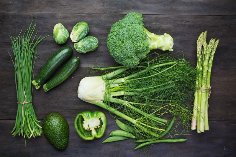 桌子上的各种健康蔬菜