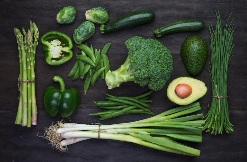 桌子上的各种健康有机蔬菜