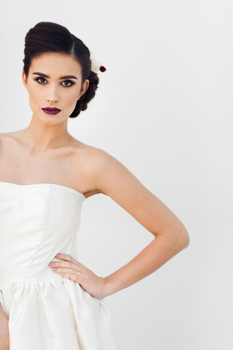 单手叉腰的新娘