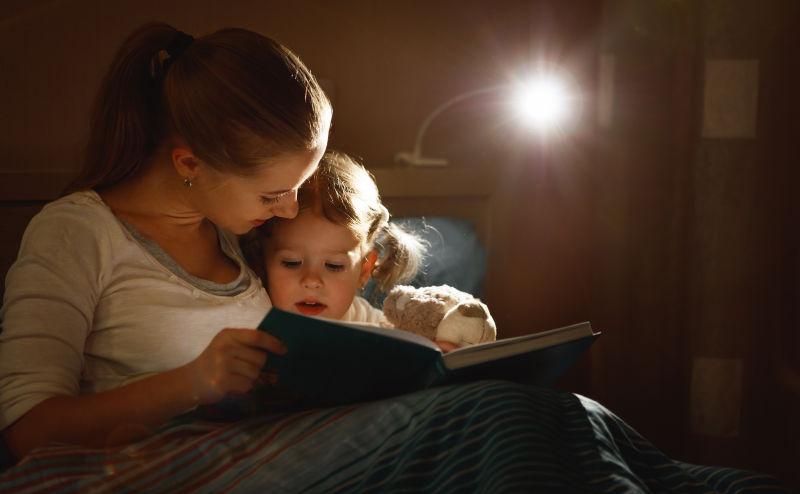 母女在睡觉前看书