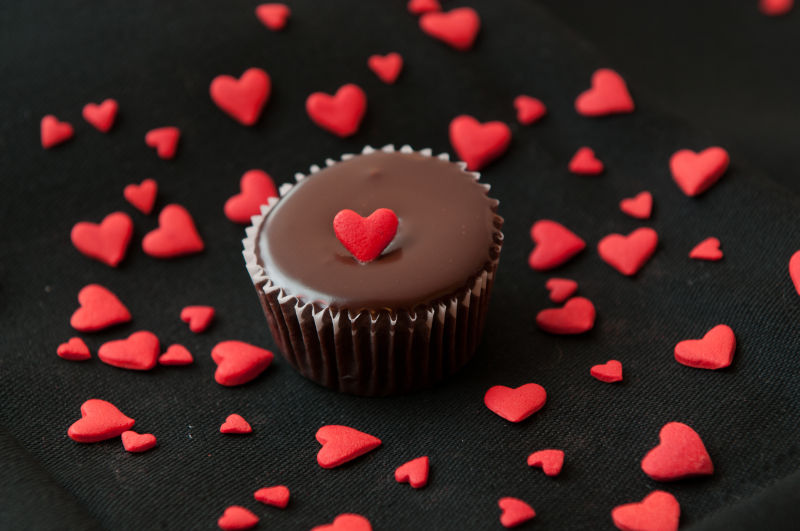 情人节红心和巧克力蛋糕概念