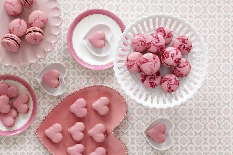 情人节美味的心形粉色草莓蛋糕概念