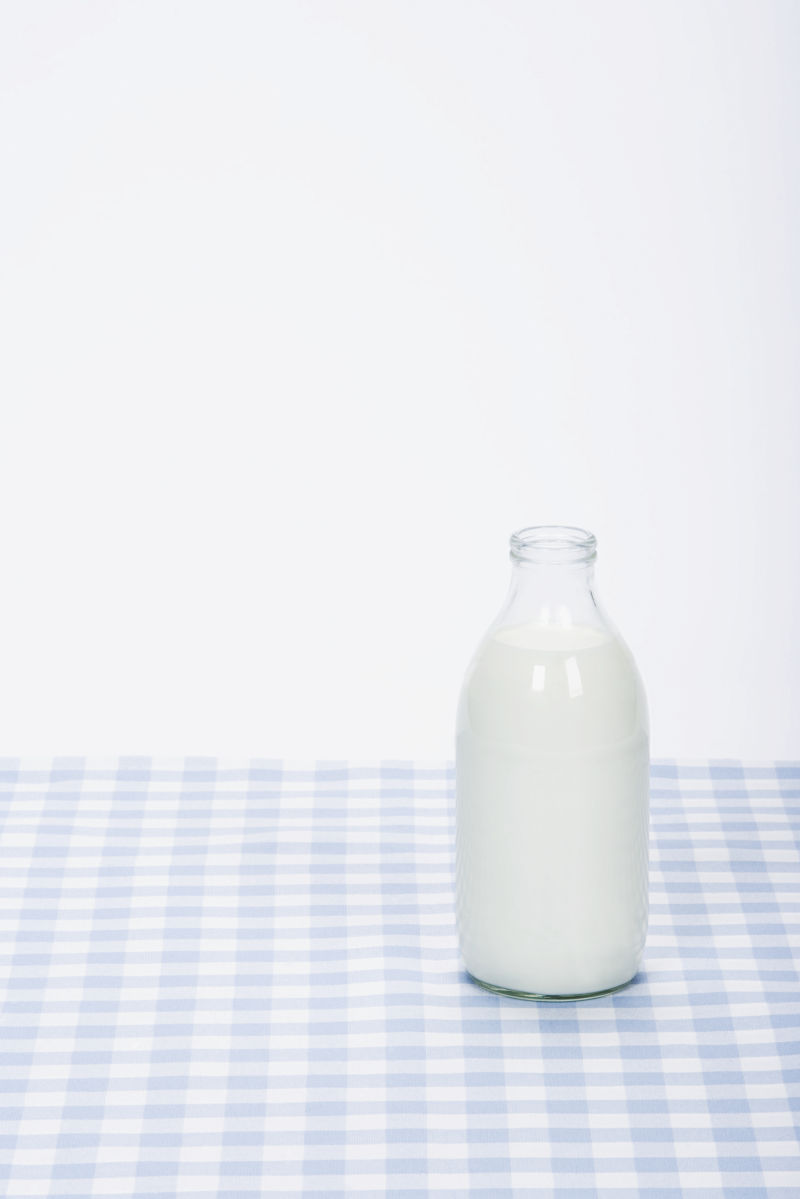 格子桌面的牛奶瓶