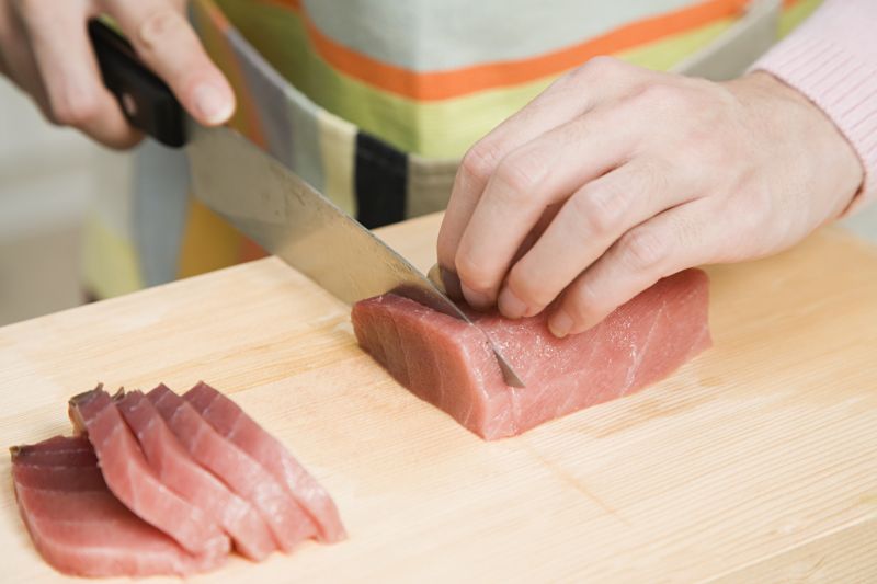在砧板上切鱼肉