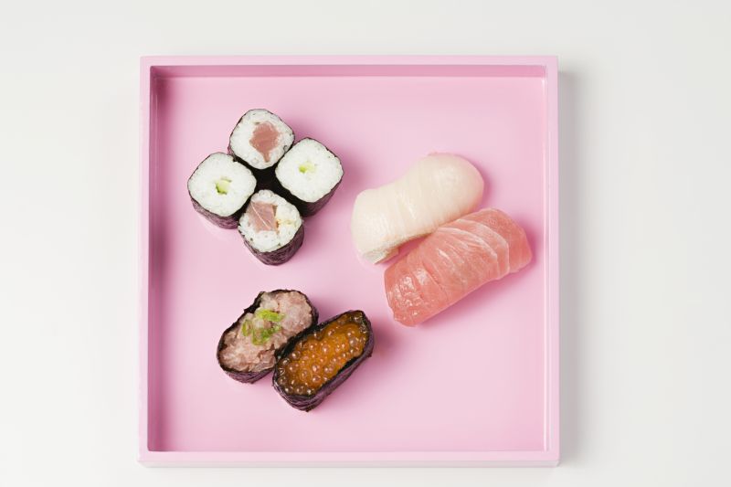粉色盘中的寿司