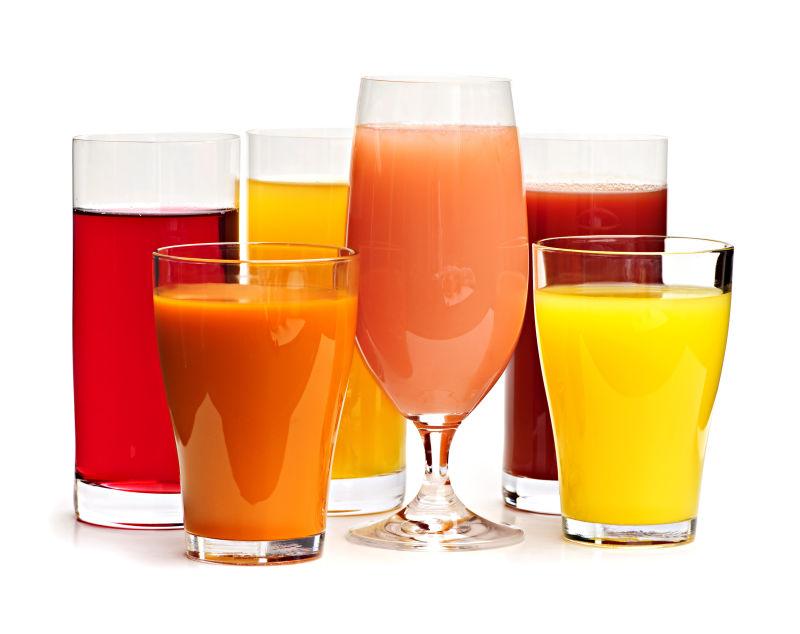 杯子里的各种颜色果汁