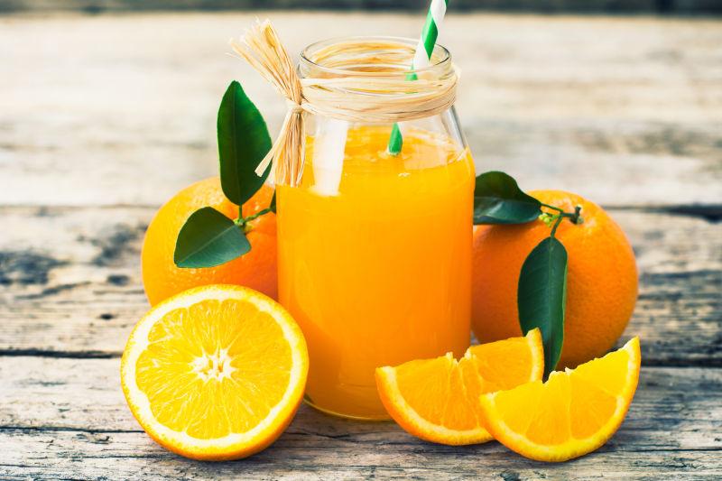 新鲜的橙子和美味的橙汁