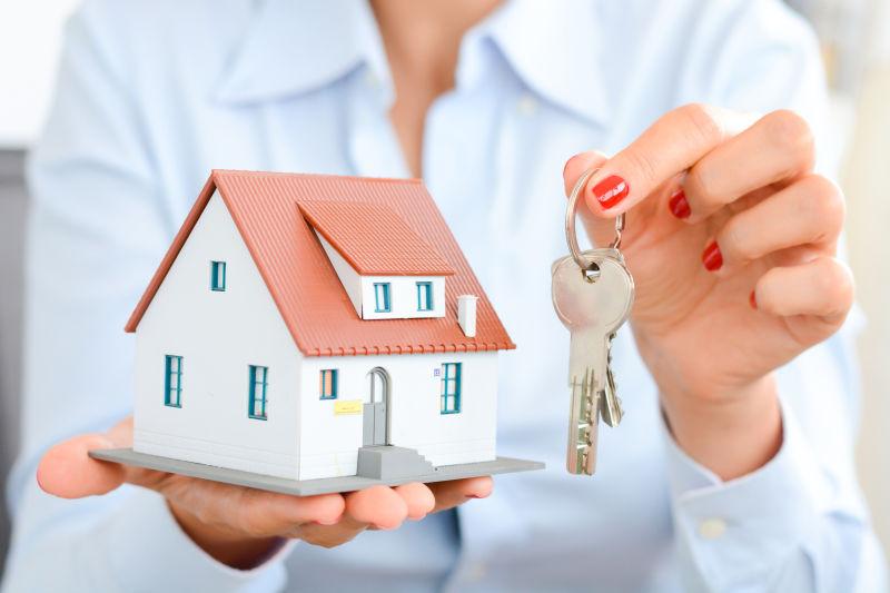 房地产中介向客户交出房产或新房钥匙