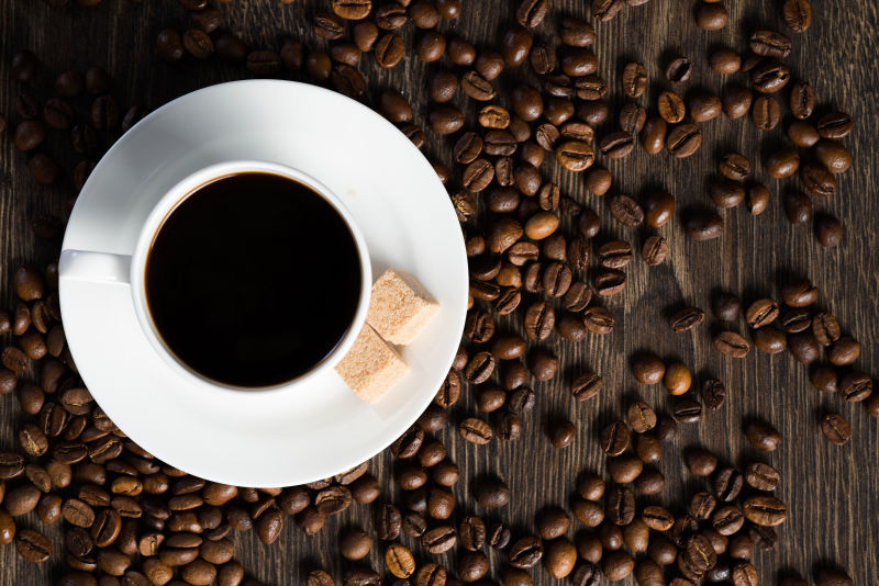 一杯黑咖啡与咖啡豆