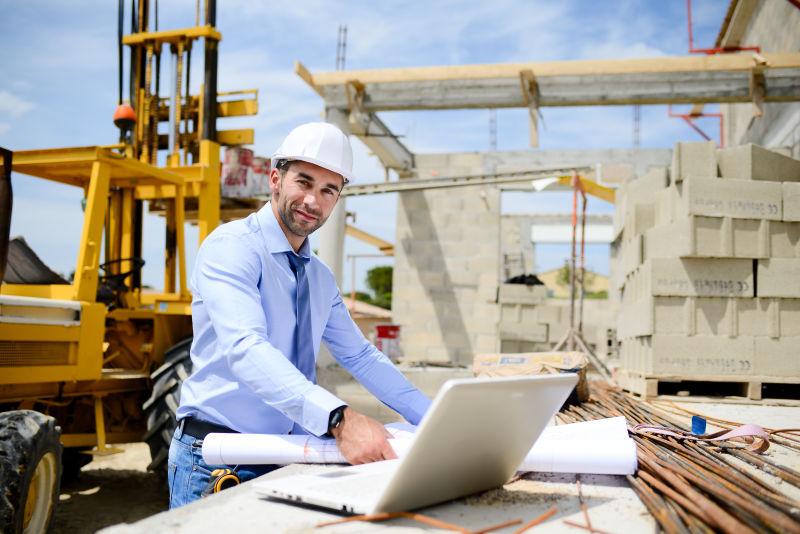 建筑工地上的青年男建筑师