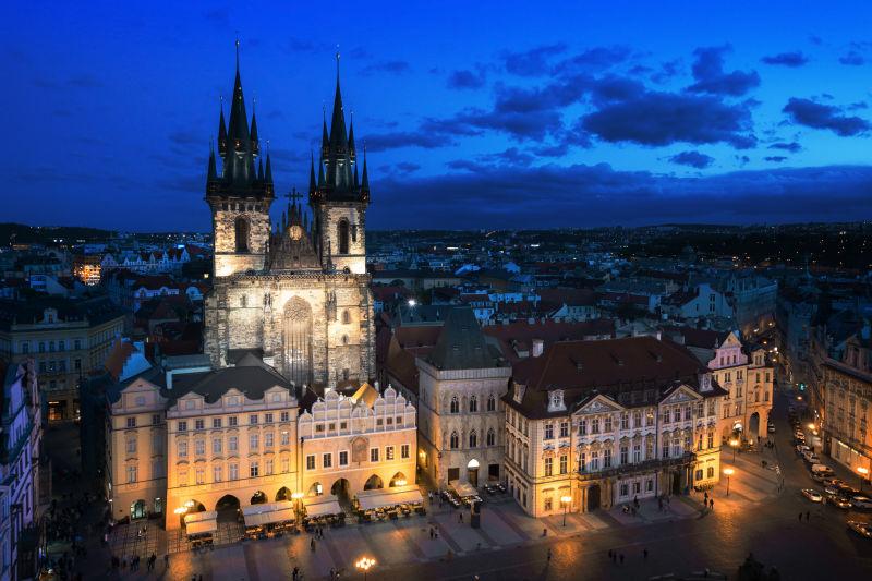 夜色下美丽的捷克共和国布拉格老城区广场